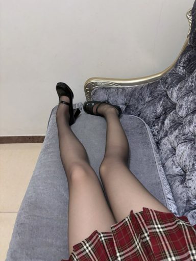 还是黑丝配格裙好看