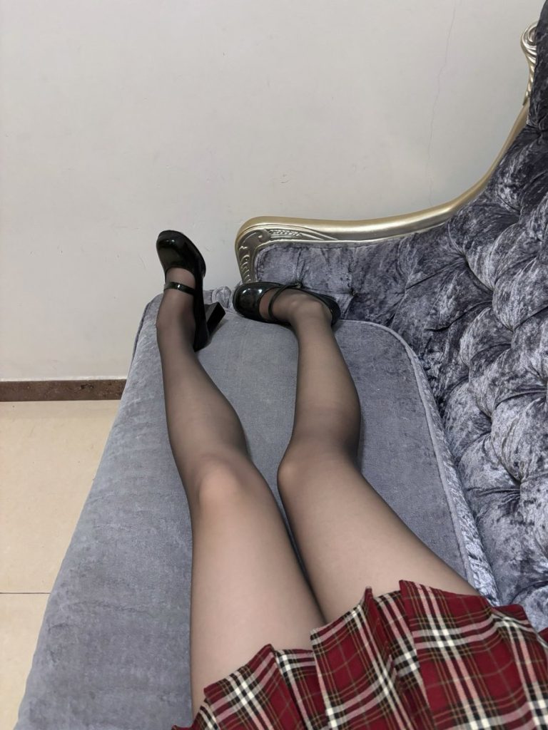 还是黑丝配格裙好看