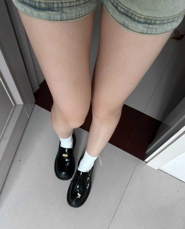 夏天的短裤配原味的白袜~