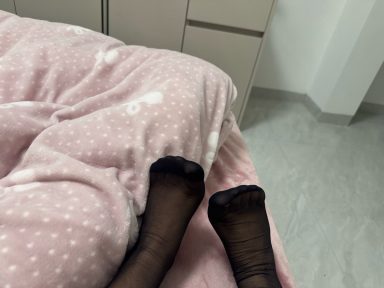 被窝里穿黑丝，打一个成语！
