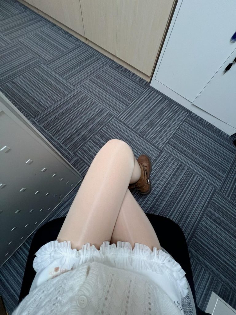上班摸丝袜