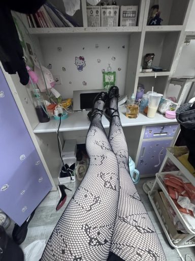 第一次穿这样的袜子，舍友说我风骚哈哈