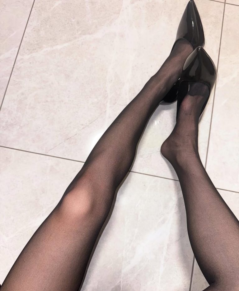 喜欢妈妈的黑丝和高跟吗？恩？说话